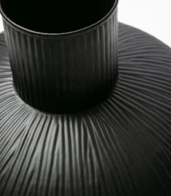 Exclusive Pixie Vaas - Metaal - Zwart - 35x30x30 9 Exclusive Pixie Vaas - Metaal - Zwart - 35x30x30 -Decoratie Verkoop 15f1ff8a8a814f43bcb91e5ba202c5ab