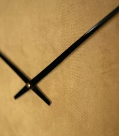 WOOOD Renske Wandklok - Velvet - Okergeel - 5x62x62 7 WOOOD Renske Wandklok - Velvet - Okergeel - 5x62x62 -Decoratie Verkoop a4dc121178ed4c8594f66c8c6c0219da